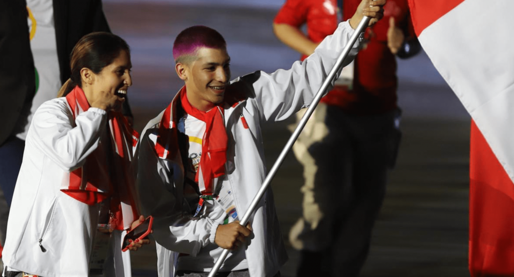 Atletas peruanos con la bandera